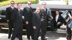 女孩雇保鏢貼身跟隨